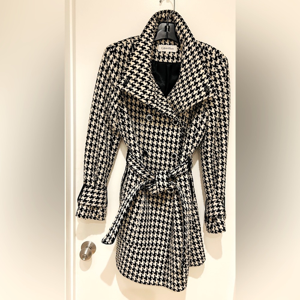 Super Fun women’s  Calvin Klein Black and White Hounds tooth car coat.